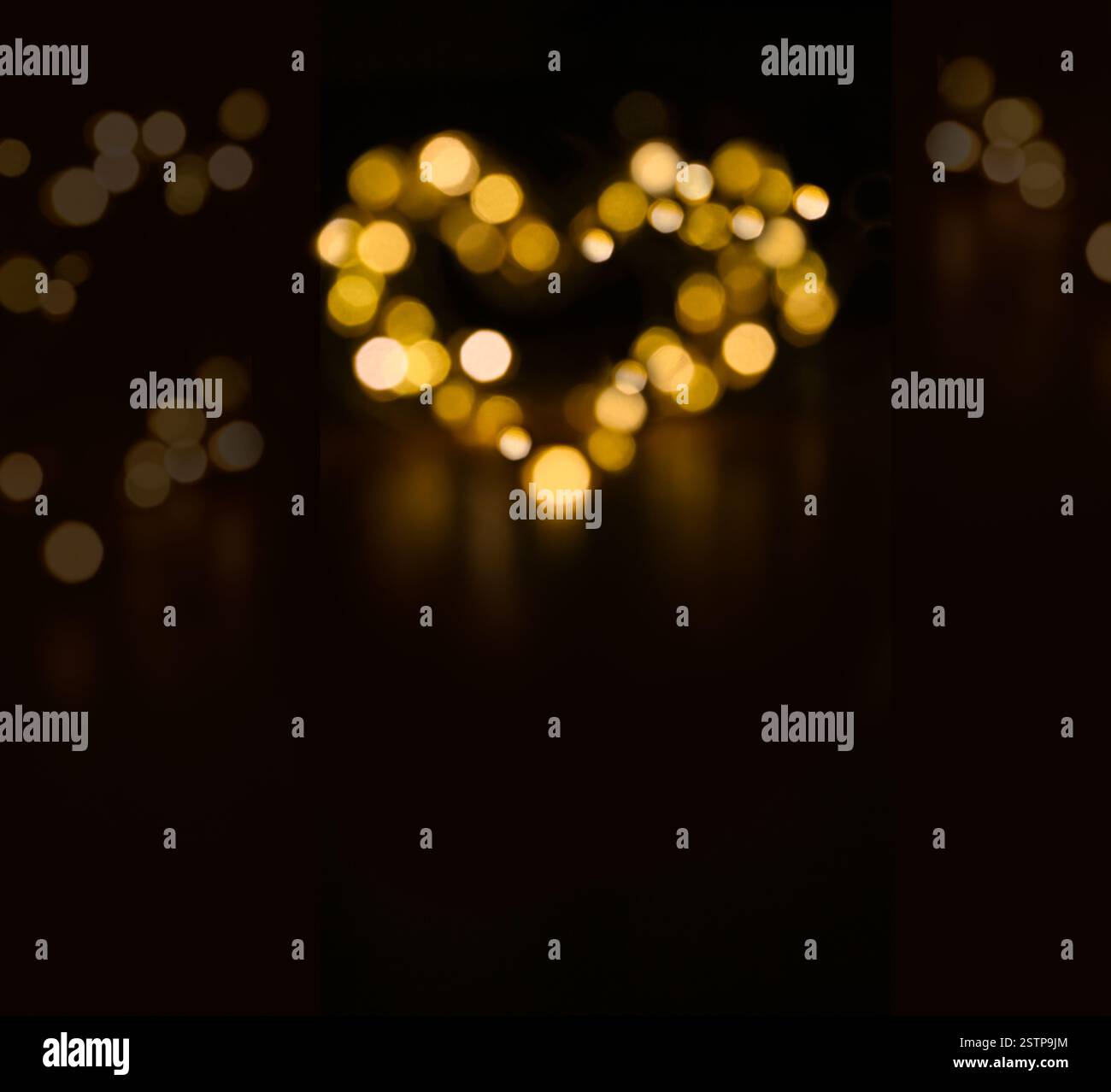 Weihnachtsbeleuchtung mit goldenem Licht Bokeh-Feiertagshintergrund – weihnachtliche goldene Glitzer glitzernde Kettenlichter für chrismas oder Silvesterabend 2026. Stockfoto