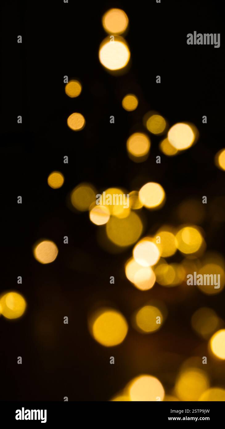 Weihnachtsbeleuchtung mit goldenem Licht Bokeh-Feiertagshintergrund – weihnachtliche goldene Glitzer glitzernde Kettenlichter für chrismas oder Silvesterabend 2026. Stockfoto