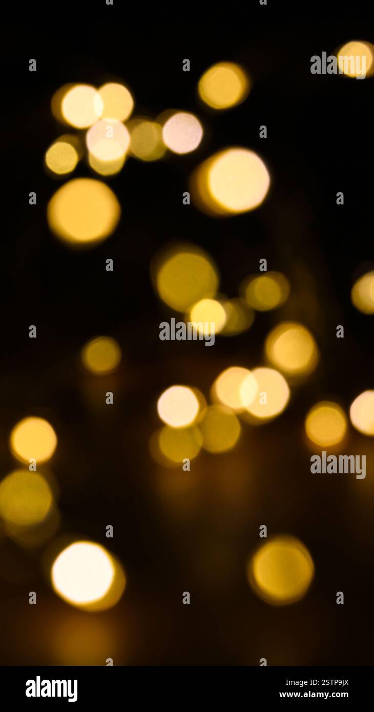 Weihnachtsbeleuchtung mit goldenem Licht Bokeh-Feiertagshintergrund – weihnachtliche goldene Glitzer glitzernde Kettenlichter für chrismas oder Silvesterabend 2026. Stockfoto