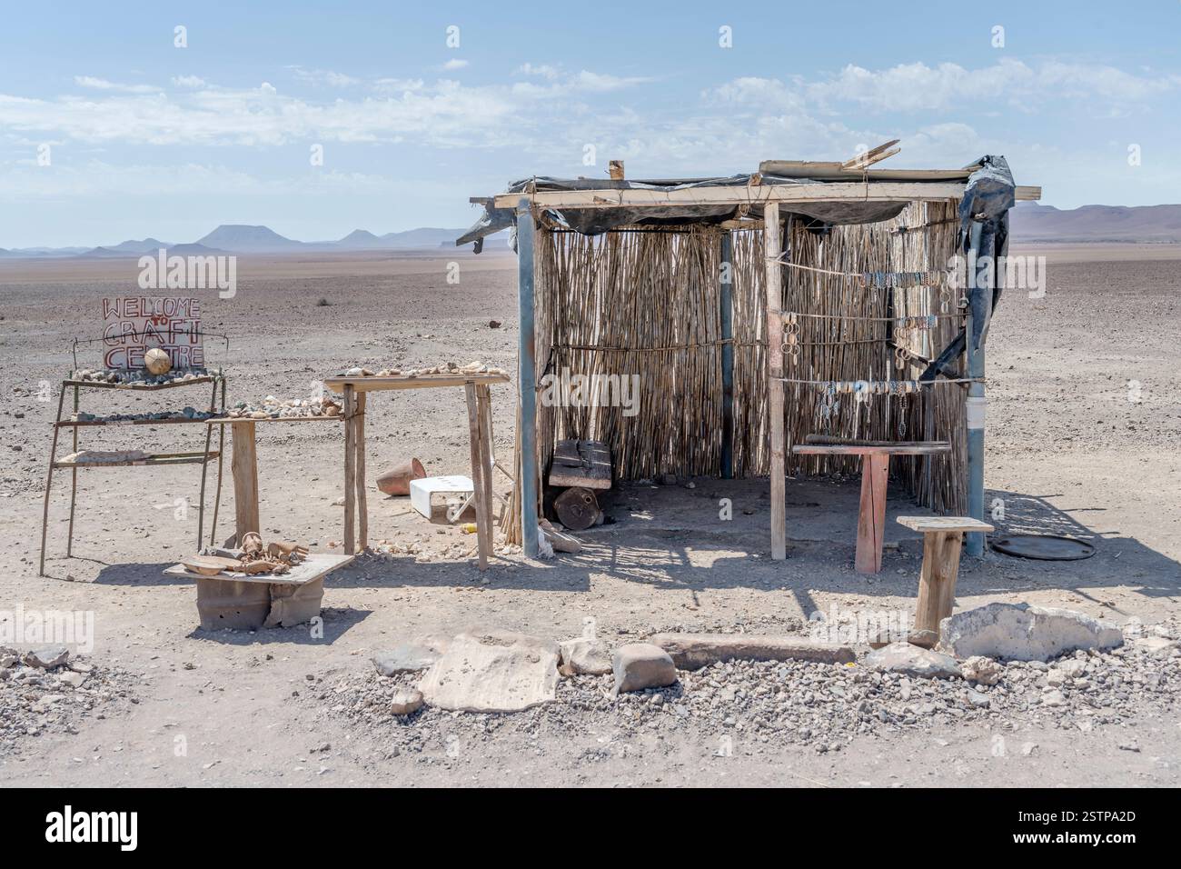 Mikrohandwerksladen in der Wüstenlandschaft, aufgenommen im hellen Licht des späten Frühlings in der Nähe von Springbokwasser, Namibia, Afrika Stockfoto