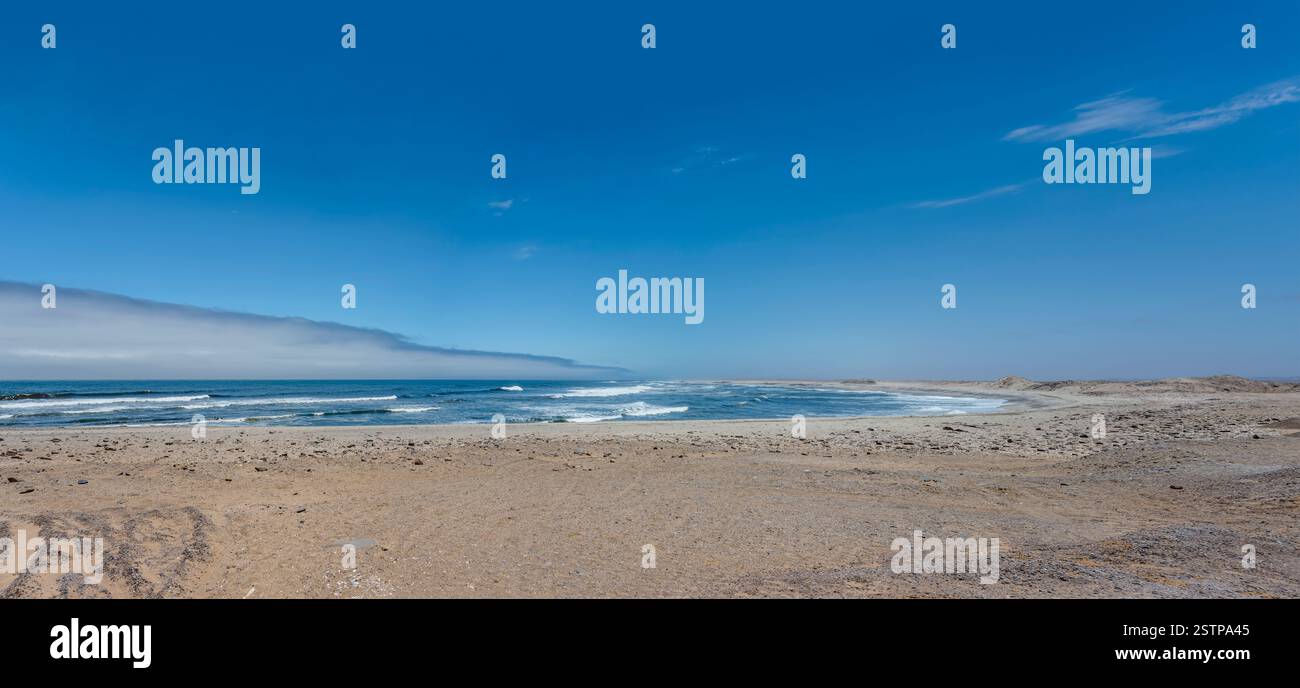 Landschaft mit Meereswellen an der Bucht, aufgenommen im hellen Licht des späten Frühlings in der Nähe von Toscanini alten Bergbaustätte, Skeleton Küste, Namibia, Afrika Stockfoto