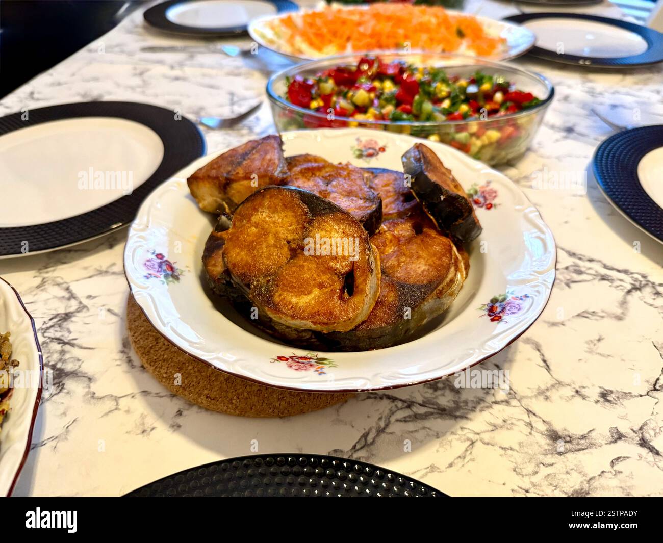 Köstliches traditionelles türkisches Fischgericht Bonito Palamut am Esstisch Stockfoto