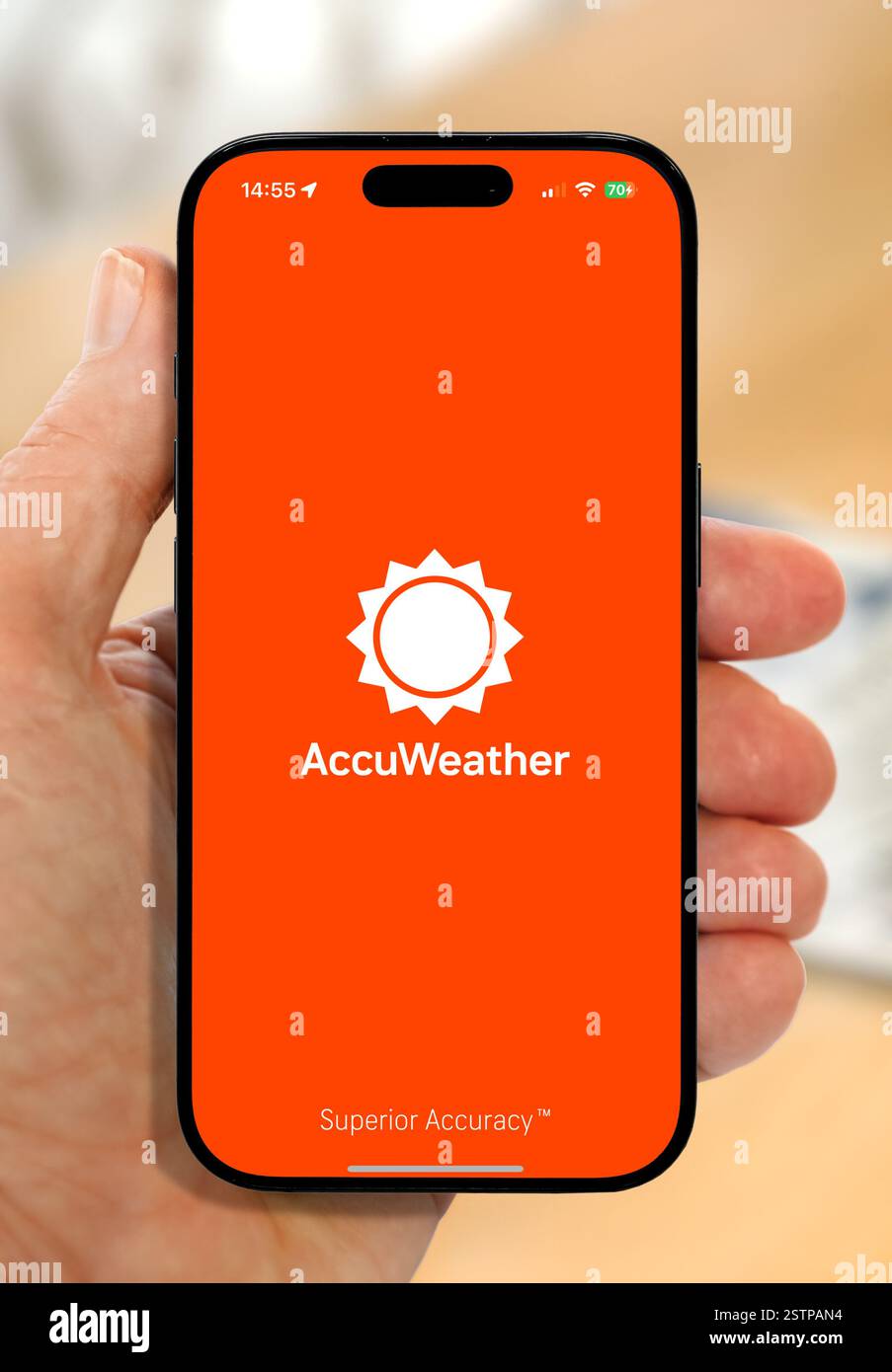 Sehen Sie sich die Accuweather-App auf einem iPhone 16 Plus an Stockfoto