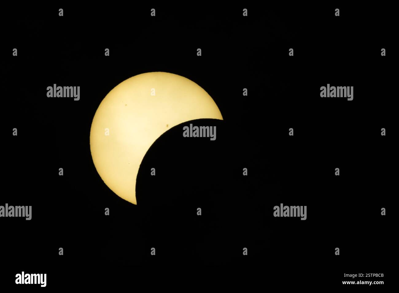 Partielle Eklipse über Georgien im Frühjahr 2024 Stockfoto
