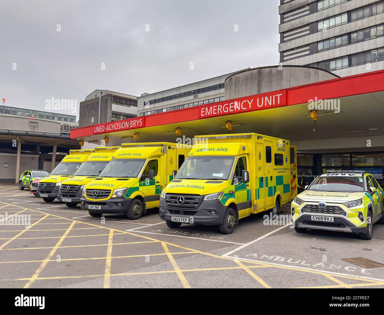 Cardiff, Wales, Vereinigtes Königreich - 17. Februar 2025: Krankenwagen warten vor der Unfall- und Notaufnahme des Heath Hospital in der Nähe von Cardiff City Centre - Smartphone-aufgenommenes Stockfoto