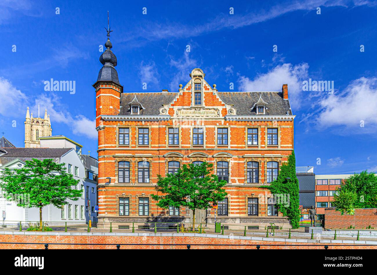 De Oogappel RijksMiddelbare Schulgebäude am Uferdamm im historischen Zentrum von Gent, Provinz Ostflandern, Flämische Region, Belgien Stockfoto