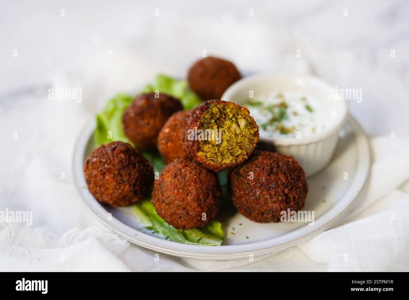 Hausgemachte Falafel serviert mit Joghurtdip, selektiver Fokus Stockfoto