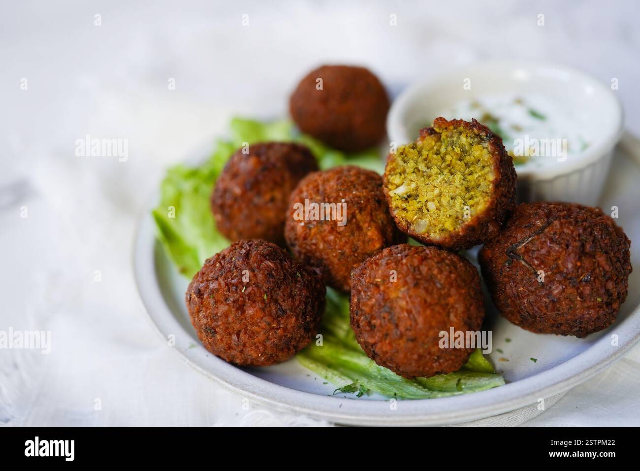 Hausgemachte Falafel serviert mit Joghurtdip, selektiver Fokus Stockfoto
