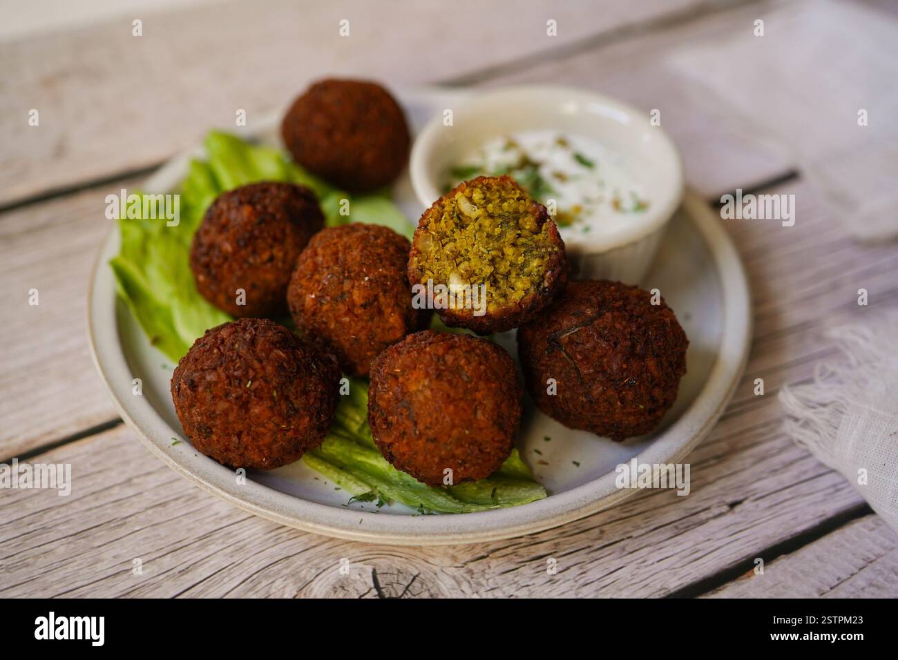Hausgemachte Falafel serviert mit Joghurtdip, selektiver Fokus Stockfoto
