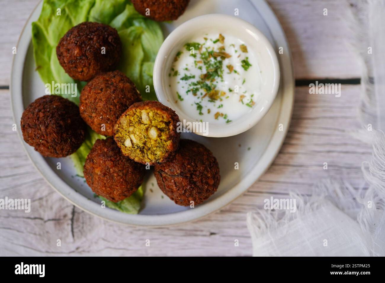 Hausgemachte Falafel serviert mit Joghurtdip, selektiver Fokus Stockfoto