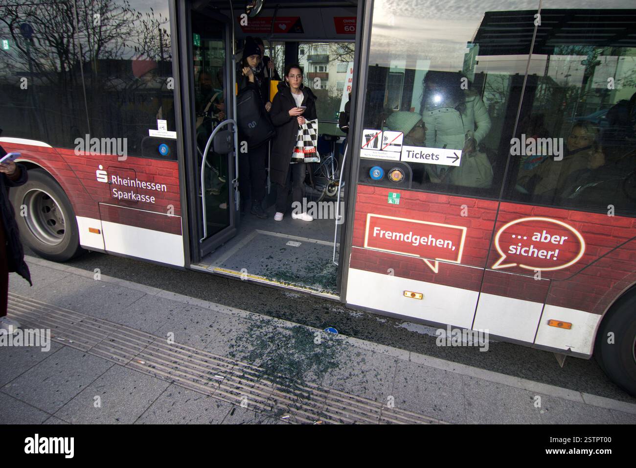 Mainz-Kastel, Deutschland. Februar 2025. Kaputte Glastür eines Busses. Stockfoto