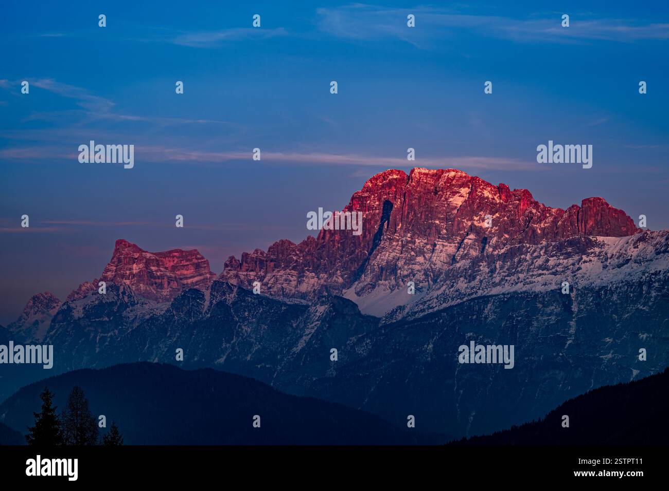 Monte Civetta und monte Pelmo bei den ersten Sonnenstrahlen Stockfoto
