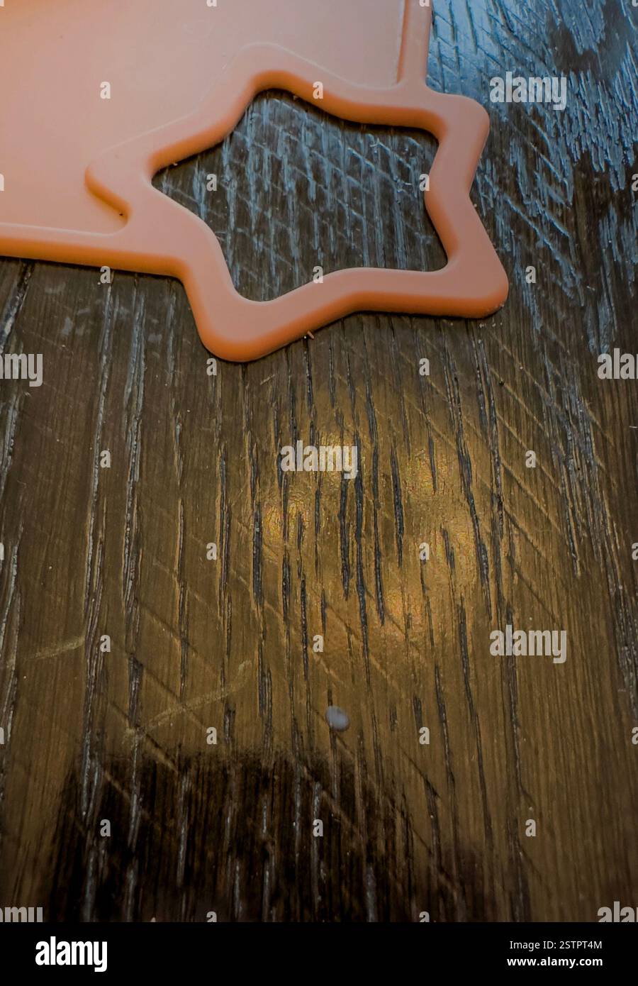 Ein sternförmiges Objekt auf einem Holztisch Stockfoto