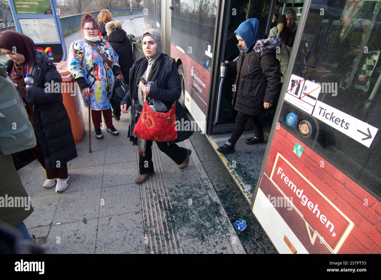 Mainz-Kastel, Deutschland. Februar 2025. Kaputte Glastür eines Busses. Stockfoto