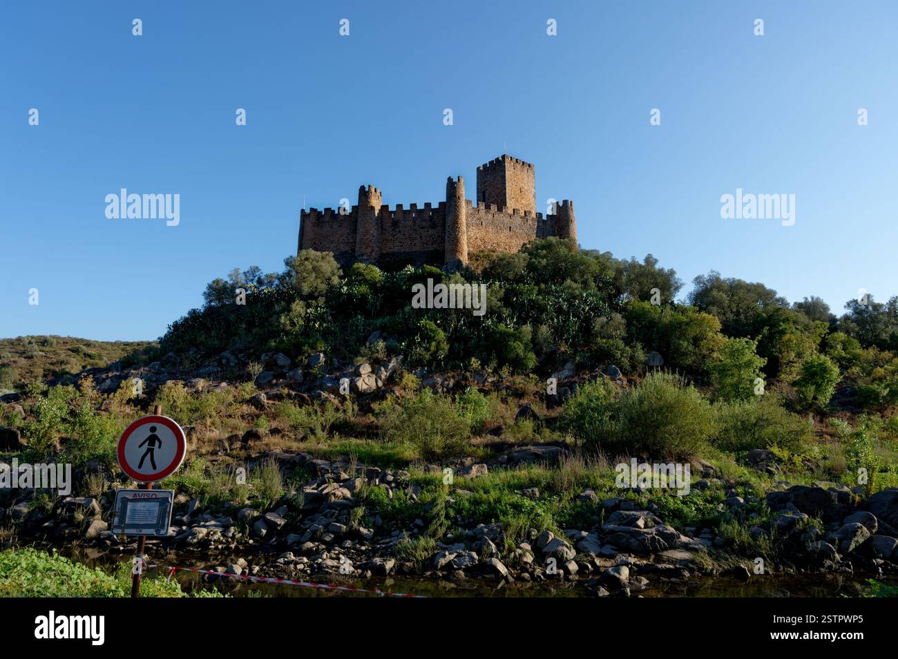 Almourol Castle auf einem felsigen Hügel, umgeben von üppigem Grün Stockfoto