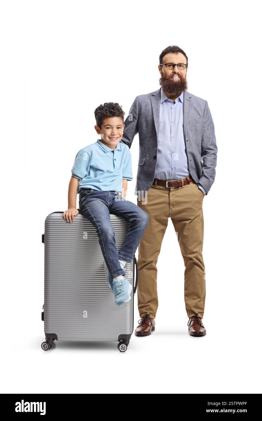 Porträt eines Vaters und Sohnes in voller Länge mit einem Koffer isoliert auf weißem Hintergrund Stockfoto