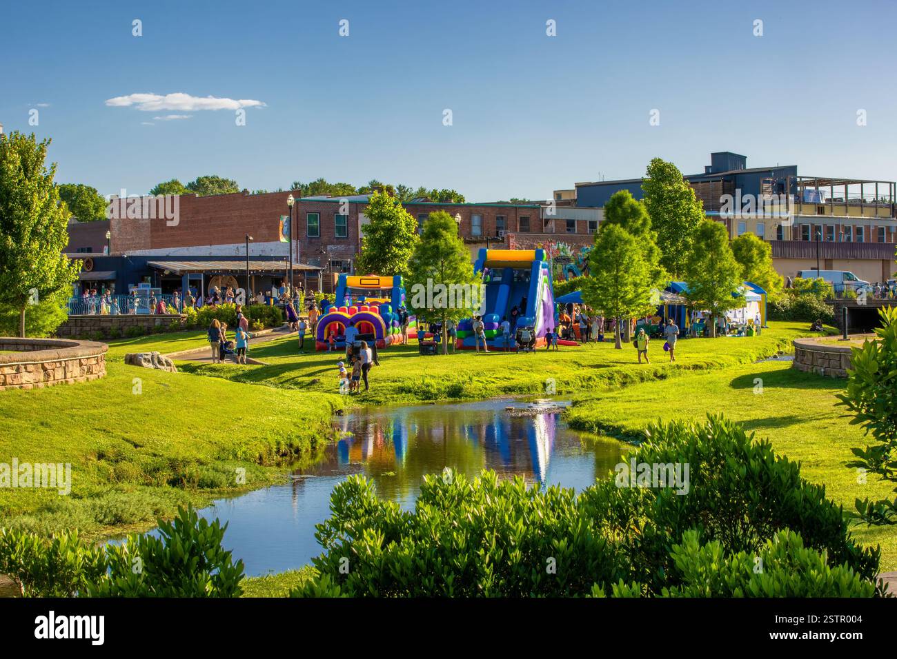 Johnson City, Tennessee, USA – 7. Juni 2024: Jährliches Plum Festival in der Innenstadt von Johnson City, Tennessee. Stockfoto