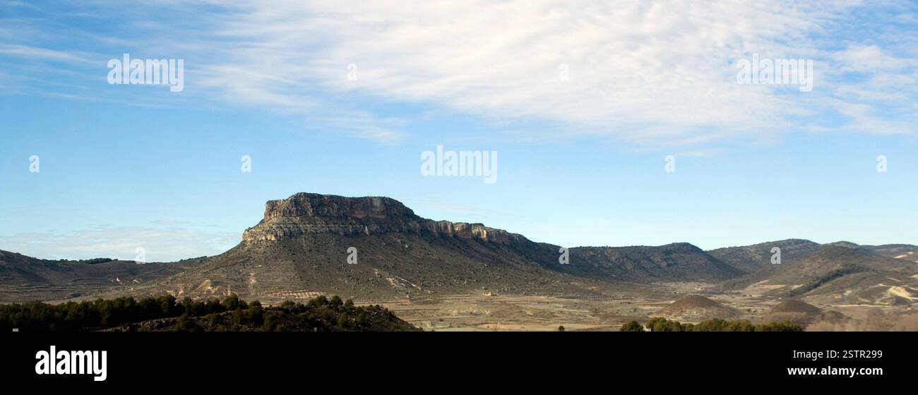 Flache mesa vor blauem Himmel. Natürliche Wahrzeichen, geologische Formation, Wildnis, natürliche Besonderheiten, verstreute Wolken Stockfoto