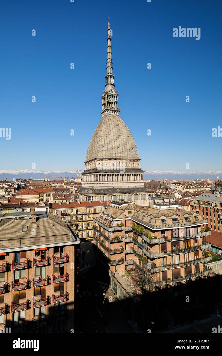 Turin, Italien. Halbhohe Aussicht auf die Mole Antonelliana, Heimat des National Cinema Museum. Gebäudedächer, schneebedeckte Alpen, auf einem sonnigen Winter d Stockfoto