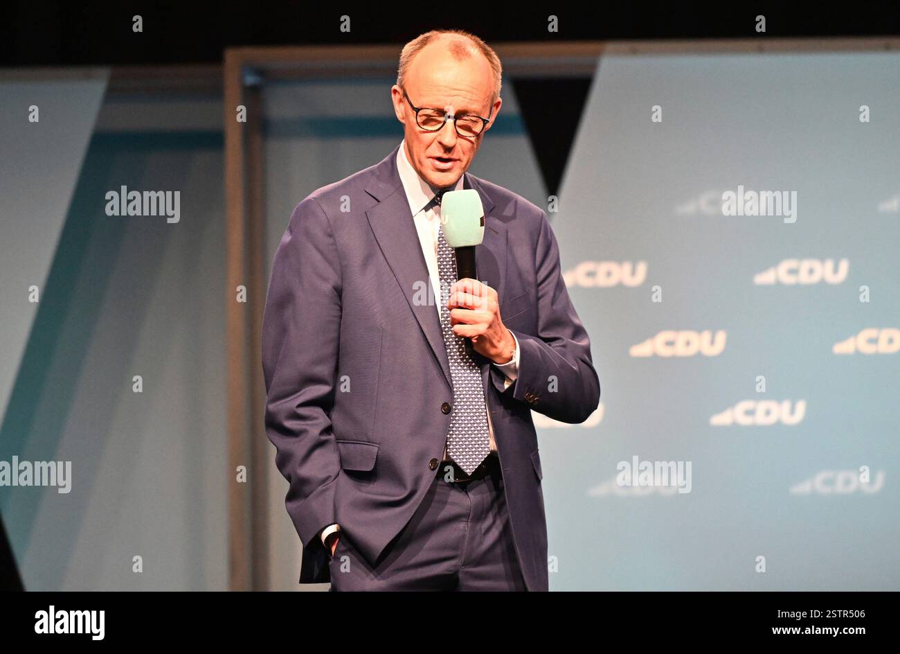 19.02.2025, Rasta Dome, Vechta, GER, Friedrich Merz (Kanzlerkandidat CDU) in der CDU Hochburg Vechta, im Bild Friedrich Merz kam für seinen einzigen Wahlkampfauftritt in Niedersachsen nach Vechta. Der Kanzlerkandidat der CDU sprach am 19. Februar 2025 im Rasta Dome wo sonst die RASTA Vechta für ein volles Haus sorgt. Unterstützt wurde Joachim-Friedrich Martin Josef Merz ( Bundesvorsitzender der CDU sowie Vorsitzender der CDU/CSU-Bundestagsfraktion und somit Oppositionsführer im 20. Kanzlerkandidat 2025 von Silvia Breher (MDB CDU stellvertretende Parteivorsitzende der CDU) Stockfoto