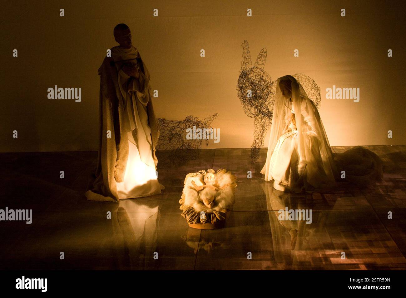 Zwei drapierte Figuren in einer Kunstinstallation. Zeitgenössische Kunst, dramatische Beleuchtung, symbolische Darstellung, zeitgenössische Kunst, Theaterbeleuchtung Stockfoto