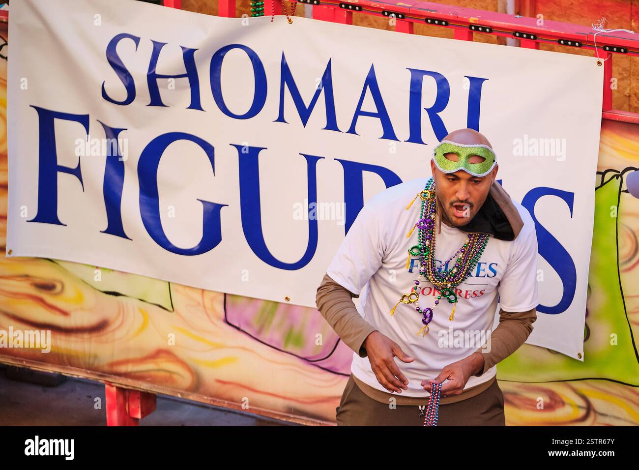 Mobile, Alabama, USA, 13. Februar 2024. Februar 2024, Mobile, Alabama, USA: Shomari Figures, der demokratische Kandidat für den zweiten Kongressbezirk von Alabama wirft Perlen aus einem Wagen mit der Mobile Area Mardi Gras Association als Teil der Fat Tuesday Mardi Gras Feiern. Mobile, Alabama, ist die älteste offizielle Karnevalsfeier in den Vereinigten Staaten, die 1703 begann, als die Stadt die Hauptstadt von Französisch Louisiana war. (Kreditbild: © Dan Anderson/ZUMA Press Wire) NUR REDAKTIONELLE VERWENDUNG! Nicht für kommerzielle ZWECKE! Stockfoto