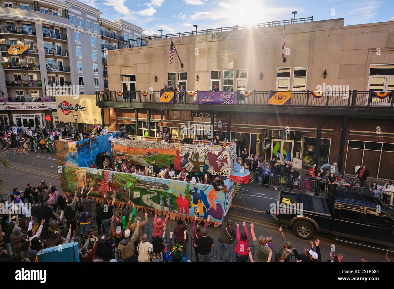 Mobile, Alabama, USA, 13. Februar 2024. 13. Februar 2024, Mobile, Alabama, USA: Die Massen feuern sich an, während die Mobile Area Mardi Gras Association im Rahmen der Fat Tuesday Mardi Gras Feiern durch die Innenstadt fährt. Mobile, Alabama, ist die älteste offizielle Karnevalsfeier in den Vereinigten Staaten, die 1703 begann, als die Stadt die Hauptstadt von Französisch Louisiana war. (Kreditbild: © Dan Anderson/ZUMA Press Wire) NUR REDAKTIONELLE VERWENDUNG! Nicht für kommerzielle ZWECKE! Stockfoto