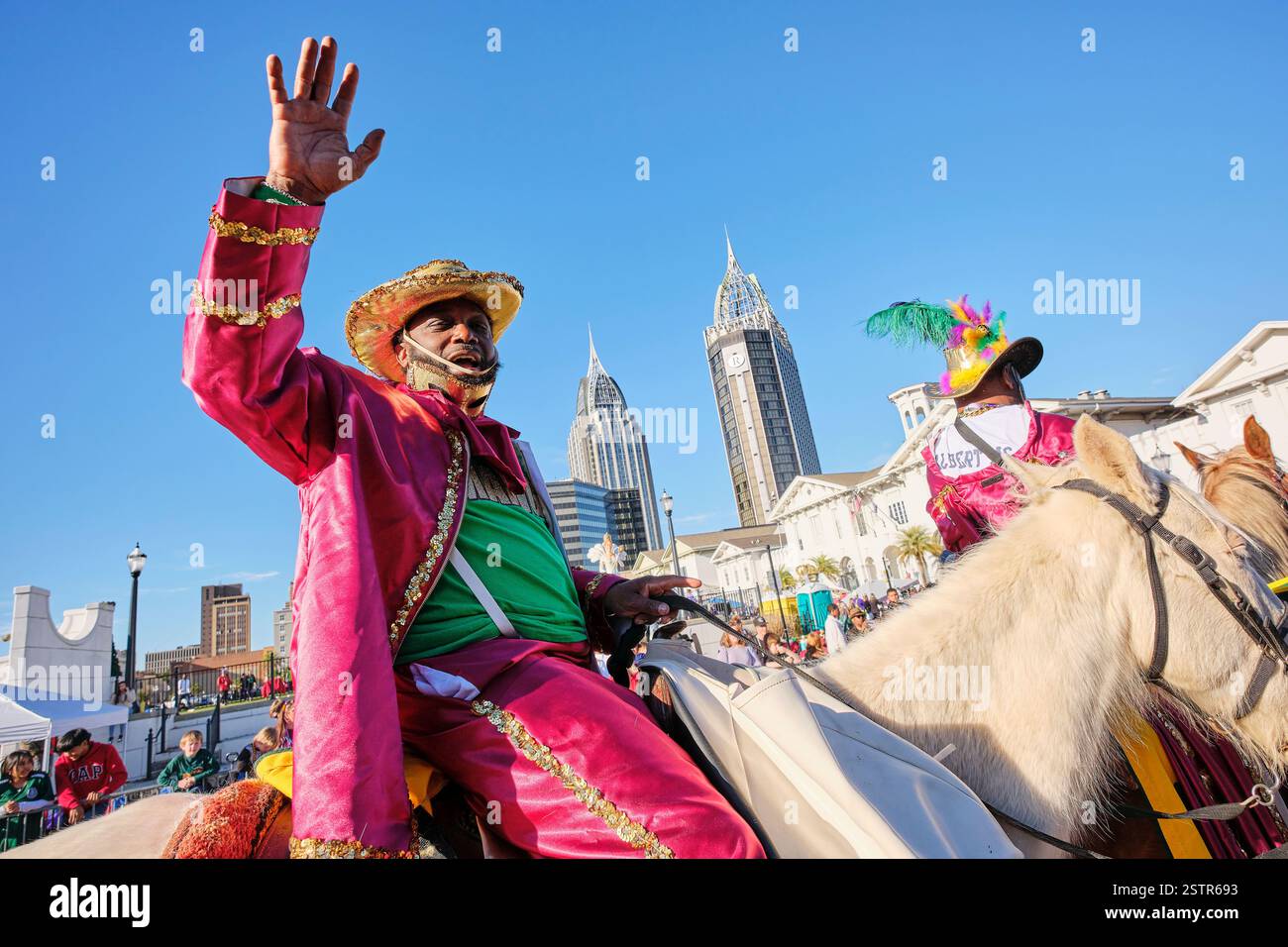 Mobile, Alabama, USA, 13. Februar 2024. 13. Februar 2024, Mobile, Alabama, USA: Ein Mitglied der Mobile Area Mardi Gras Association winkt der Menge im Rahmen der Fat Tuesday Mardi Gras Feiern zu. Mobile, Alabama, ist die älteste offizielle Karnevalsfeier in den Vereinigten Staaten, die 1703 begann, als die Stadt die Hauptstadt von Französisch Louisiana war. (Kreditbild: © Dan Anderson/ZUMA Press Wire) NUR REDAKTIONELLE VERWENDUNG! Nicht für kommerzielle ZWECKE! Stockfoto