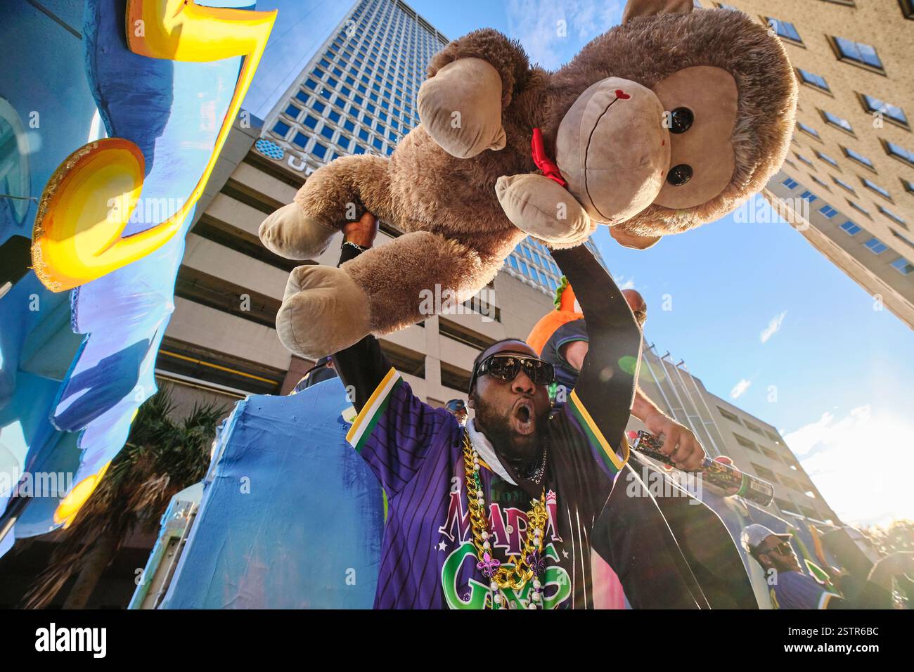 Mobile, Alabama, USA, 13. Februar 2024. 13. Februar 2024, Mobile, Alabama, USA: Ein Mitglied der Mobile Area Mardi Gras Association wirft im Rahmen der Fat Tuesday Mardi Gras Feiern ein Stofftier aus einem Wagen in die Menge. Mobile, Alabama, ist die älteste offizielle Karnevalsfeier in den Vereinigten Staaten, die 1703 begann, als die Stadt die Hauptstadt von Französisch Louisiana war. (Kreditbild: © Dan Anderson/ZUMA Press Wire) NUR REDAKTIONELLE VERWENDUNG! Nicht für kommerzielle ZWECKE! Stockfoto