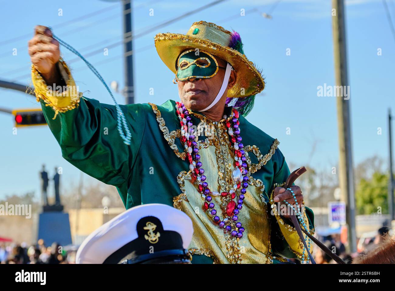 Mobile, Alabama, USA, 13. Februar 2024. 13. Februar 2024, Mobile, Alabama, USA: Ein maskierter Reiter auf einem Pferd wirft Perlen auf die Menge, während er mit der Mobile Area Mardi Gras Association während der Fat Tuesday Mardi Gras Feiern marschiert. Mobile, Alabama, ist die älteste offizielle Karnevalsfeier in den Vereinigten Staaten, die 1703 begann, als die Stadt die Hauptstadt von Französisch Louisiana war. (Kreditbild: © Dan Anderson/ZUMA Press Wire) NUR REDAKTIONELLE VERWENDUNG! Nicht für kommerzielle ZWECKE! Stockfoto