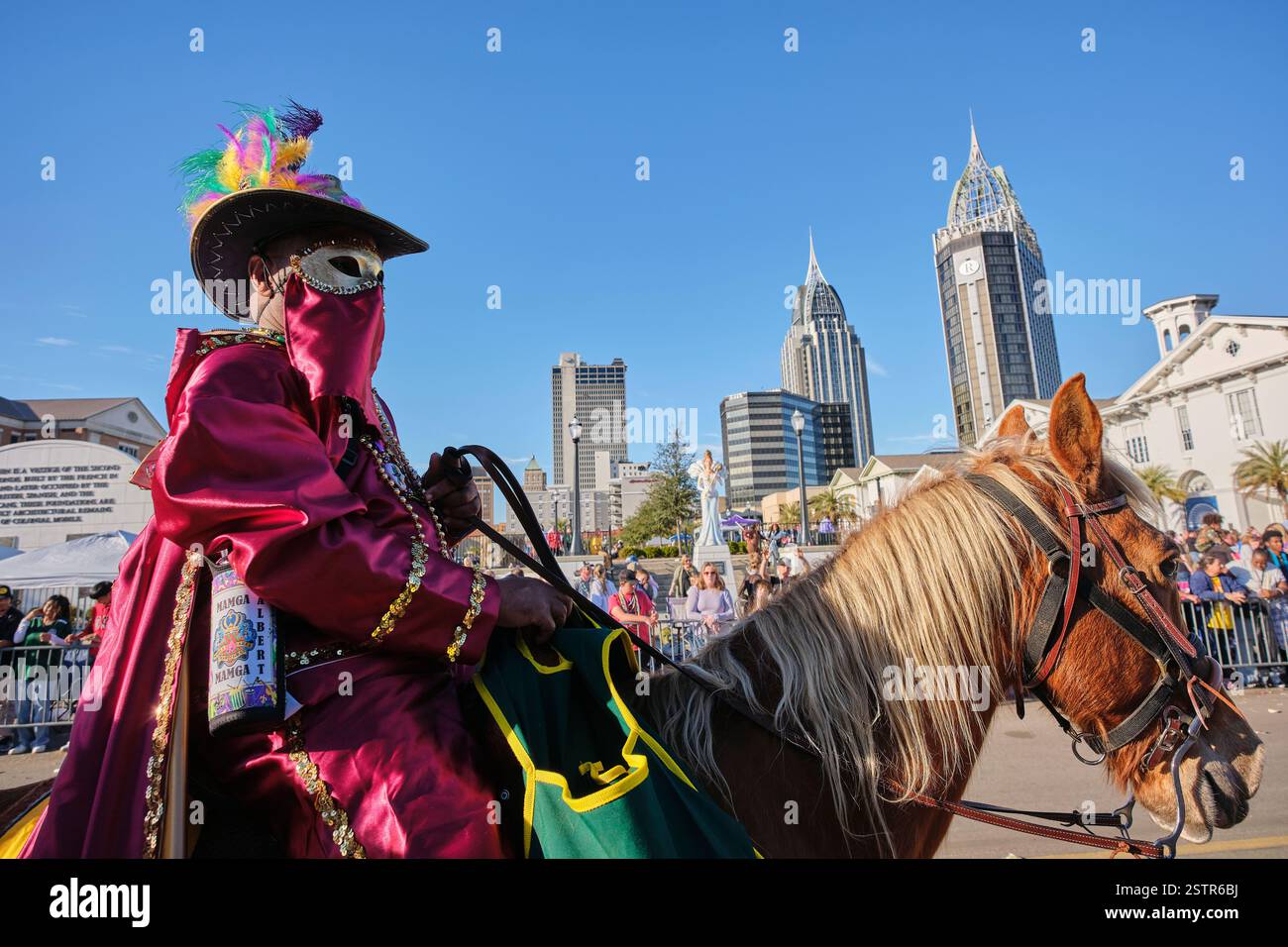 Mobile, Alabama, USA, 13. Februar 2024. 13. Februar 2024, Mobile, Alabama, USA: Ein Mitglied der Mobile Area Mardi Gras Association reitet ein Pferd im Rahmen der Fat Tuesday Mardi Gras Feiern. Mobile, Alabama, ist die älteste offizielle Karnevalsfeier in den Vereinigten Staaten, die 1703 begann, als die Stadt die Hauptstadt von Französisch Louisiana war. (Kreditbild: © Dan Anderson/ZUMA Press Wire) NUR REDAKTIONELLE VERWENDUNG! Nicht für kommerzielle ZWECKE! Stockfoto