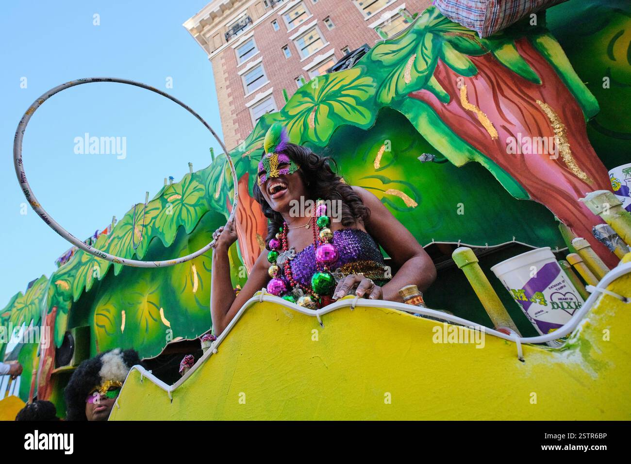 Mobile, Alabama, USA, 13. Februar 2024. 13. Februar 2024, Mobile, Alabama, USA: Ein Mitglied der Mobile Area Mardi Gras Association wirft im Rahmen der Fat Tuesday Mardi Gras Feiern einen Hula Hoop auf die Menge. Mobile, Alabama, ist die älteste offizielle Karnevalsfeier in den Vereinigten Staaten, die 1703 begann, als die Stadt die Hauptstadt von Französisch Louisiana war. (Kreditbild: © Dan Anderson/ZUMA Press Wire) NUR REDAKTIONELLE VERWENDUNG! Nicht für kommerzielle ZWECKE! Stockfoto