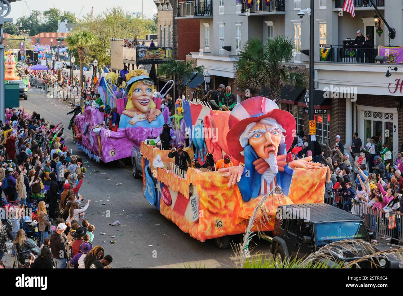 Mobile, Alabama, USA, 13. Februar 2024. 13. Februar 2024, Mobile, Alabama, USA: Die Massen feuern sich an, während die Mobile Area Mardi Gras Association im Rahmen der Fat Tuesday Mardi Gras Feiern durch die Innenstadt fährt. Mobile, Alabama, ist die älteste offizielle Karnevalsfeier in den Vereinigten Staaten, die 1703 begann, als die Stadt die Hauptstadt von Französisch Louisiana war. (Kreditbild: © Dan Anderson/ZUMA Press Wire) NUR REDAKTIONELLE VERWENDUNG! Nicht für kommerzielle ZWECKE! Stockfoto