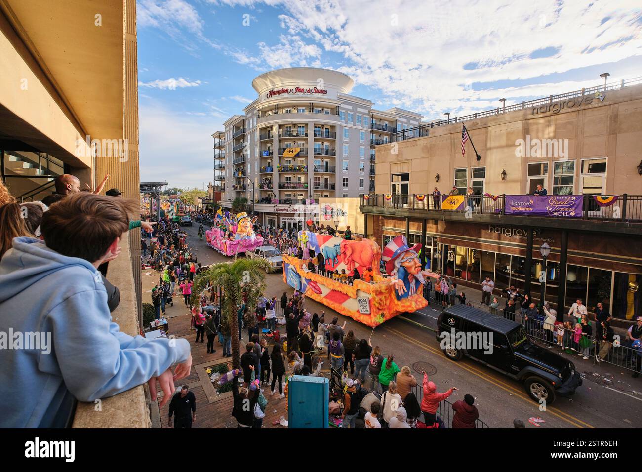Mobile, Alabama, USA, 13. Februar 2024. 13. Februar 2024, Mobile, Alabama, USA: Die Massen feuern sich an, während die Mobile Area Mardi Gras Association im Rahmen der Fat Tuesday Mardi Gras Feiern durch die Innenstadt fährt. Mobile, Alabama, ist die älteste offizielle Karnevalsfeier in den Vereinigten Staaten, die 1703 begann, als die Stadt die Hauptstadt von Französisch Louisiana war. (Kreditbild: © Dan Anderson/ZUMA Press Wire) NUR REDAKTIONELLE VERWENDUNG! Nicht für kommerzielle ZWECKE! Stockfoto