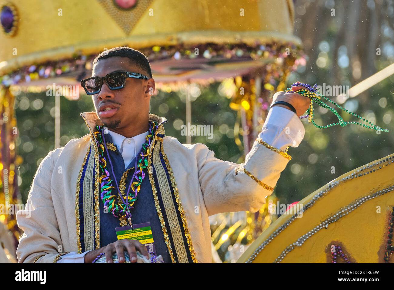 Mobile, Alabama, USA, 13. Februar 2024. 13. Februar 2024, Mobile, Alabama, USA: Ein Mitglied der Mobile Area Mardi Gras Association wirft im Rahmen der Fat Tuesday Mardi Gras Feiern Perlen aus einem Wagen. Mobile, Alabama, ist die älteste offizielle Karnevalsfeier in den Vereinigten Staaten, die 1703 begann, als die Stadt die Hauptstadt von Französisch Louisiana war. (Kreditbild: © Dan Anderson/ZUMA Press Wire) NUR REDAKTIONELLE VERWENDUNG! Nicht für kommerzielle ZWECKE! Stockfoto