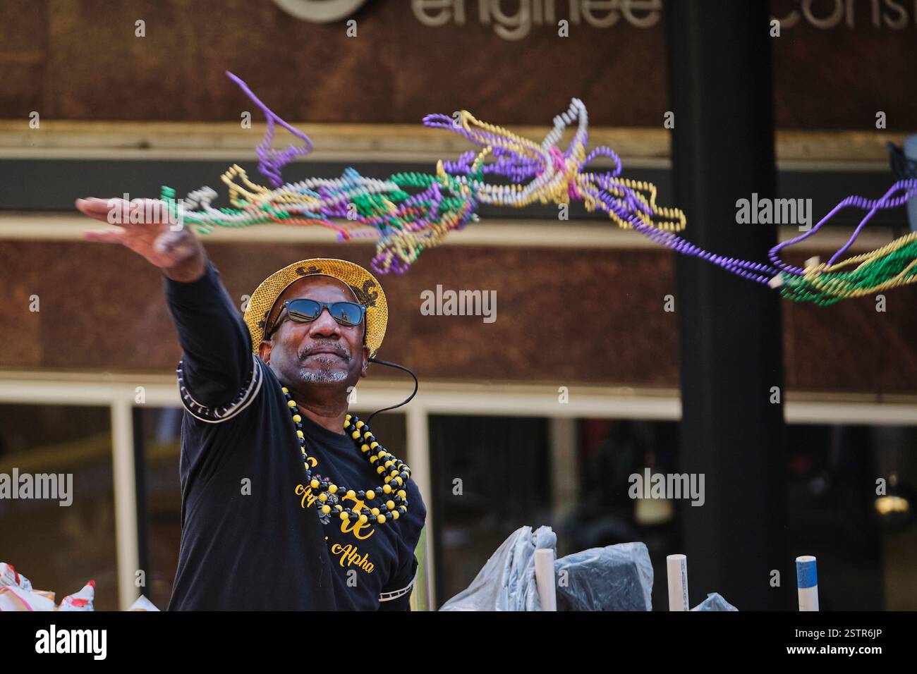 Mobile, Alabama, USA, 13. Februar 2024. 13. Februar 2024, Mobile, Alabama, USA: Ein Mitglied der Mobile Area Mardi Gras Association wirft im Rahmen der Fat Tuesday Mardi Gras Feiern Perlen aus einem Wagen. Mobile, Alabama, ist die älteste offizielle Karnevalsfeier in den Vereinigten Staaten, die 1703 begann, als die Stadt die Hauptstadt von Französisch Louisiana war. (Kreditbild: © Dan Anderson/ZUMA Press Wire) NUR REDAKTIONELLE VERWENDUNG! Nicht für kommerzielle ZWECKE! Stockfoto