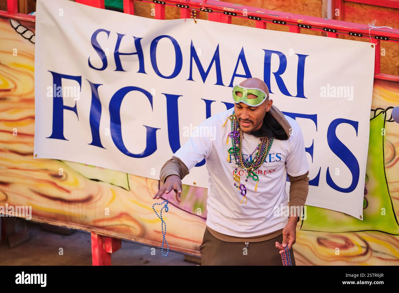 Mobile, Alabama, USA, 13. Februar 2024. Februar 2024, Mobile, Alabama, USA: Shomari Figures, der demokratische Kandidat für den zweiten Kongressbezirk von Alabama wirft Perlen aus einem Wagen mit der Mobile Area Mardi Gras Association als Teil der Fat Tuesday Mardi Gras Feiern. Mobile, Alabama, ist die älteste offizielle Karnevalsfeier in den Vereinigten Staaten, die 1703 begann, als die Stadt die Hauptstadt von Französisch Louisiana war. (Kreditbild: © Dan Anderson/ZUMA Press Wire) NUR REDAKTIONELLE VERWENDUNG! Nicht für kommerzielle ZWECKE! Stockfoto