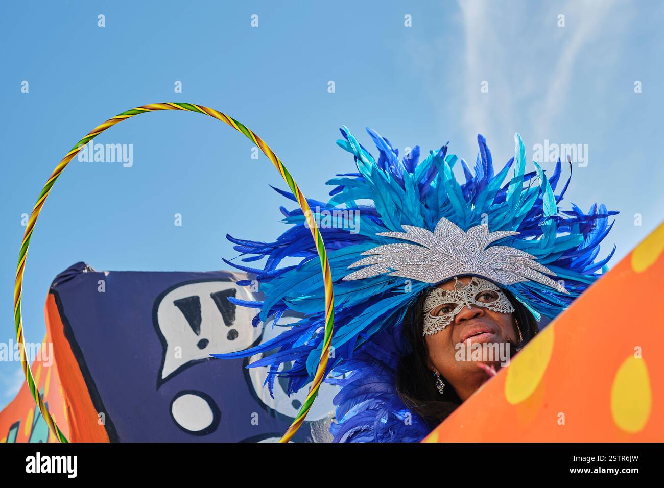 Mobile, Alabama, USA, 13. Februar 2024. 13. Februar 2024, Mobile, Alabama, USA: Ein Mitglied der Mobile Area Mardi Gras Association reitet im Rahmen der Fat Tuesday Mardi Gras Feiern auf einem Wagen. Mobile, Alabama, ist die älteste offizielle Karnevalsfeier in den Vereinigten Staaten, die 1703 begann, als die Stadt die Hauptstadt von Französisch Louisiana war. (Kreditbild: © Dan Anderson/ZUMA Press Wire) NUR REDAKTIONELLE VERWENDUNG! Nicht für kommerzielle ZWECKE! Stockfoto