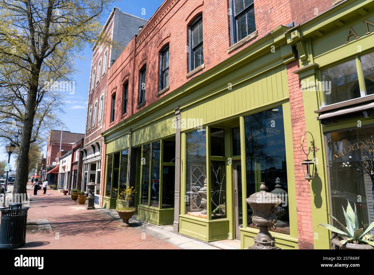Portsmouth Virginia - 3. April 2022: Unternehmen an der High Street in der Innenstadt von Portsmouth Virginia Stockfoto