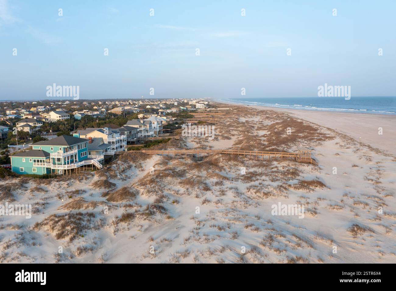 Blick aus der Vogelperspektive auf Emerald Isle, North Carolina, mit Blick auf den Strand nach Norden Stockfoto