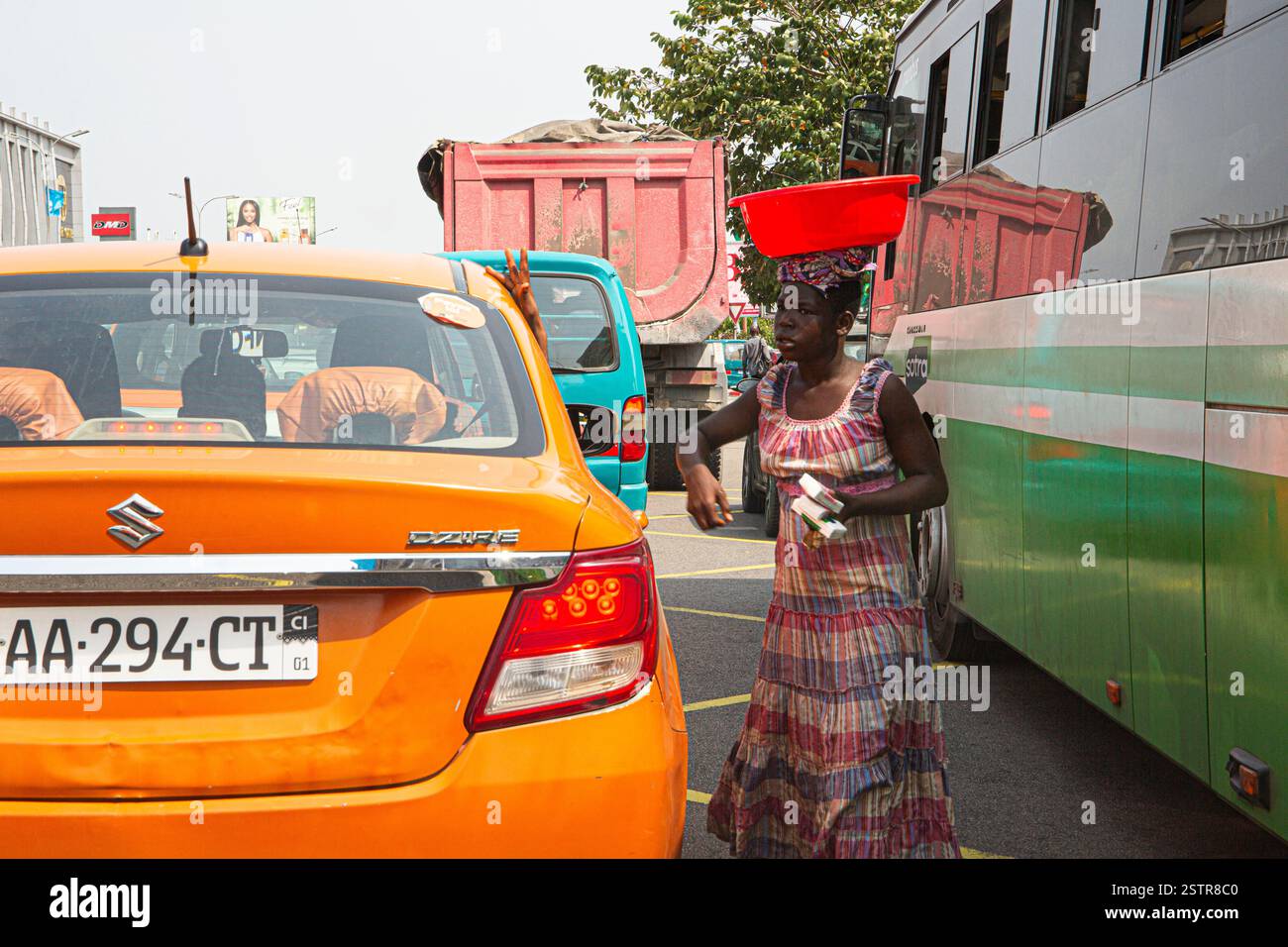 Straßenverkäufer in Abidjan, Elfenbeinküste, sind eines der riskanten Geschäfte, die Einwanderer nutzen, um in Westafrika zu leben. Beseitigen Sie die Gefahr Stockfoto
