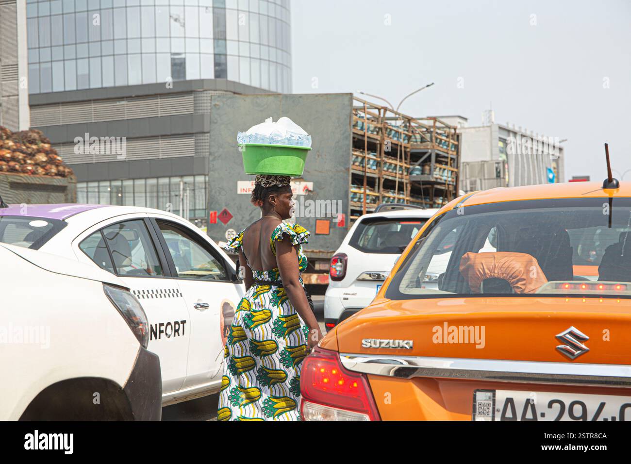 Straßenverkäufer in Abidjan, Elfenbeinküste, sind eines der riskanten Geschäfte, die Einwanderer nutzen, um in Westafrika zu leben. Beseitigen Sie die Gefahr Stockfoto
