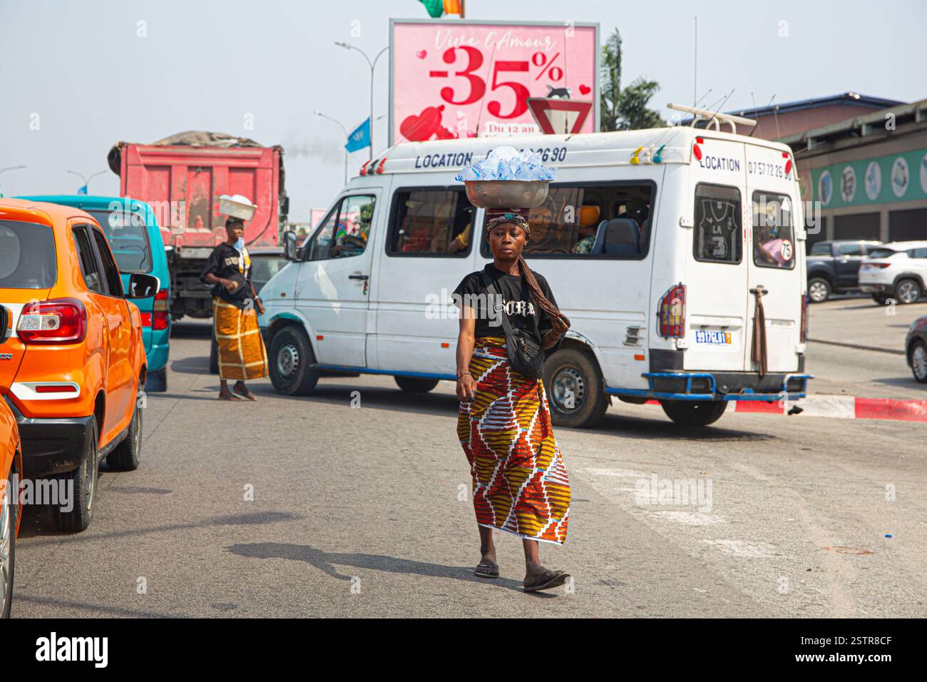 Straßenverkäufer in Abidjan, Elfenbeinküste, sind eines der riskanten Geschäfte, die Einwanderer nutzen, um in Westafrika zu leben. Beseitigen Sie die Gefahr Stockfoto