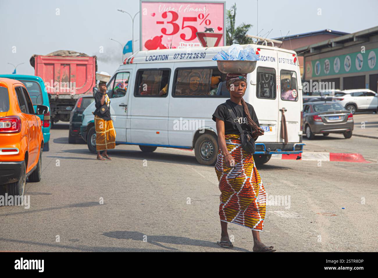 Straßenverkäufer in Abidjan, Elfenbeinküste, sind eines der riskanten Geschäfte, die Einwanderer nutzen, um in Westafrika zu leben. Beseitigen Sie die Gefahr Stockfoto