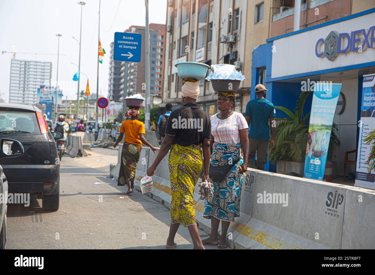 Straßenverkäufer in Abidjan, Elfenbeinküste, sind eines der riskanten Geschäfte, die Einwanderer nutzen, um in Westafrika zu leben. Beseitigen Sie die Gefahr Stockfoto