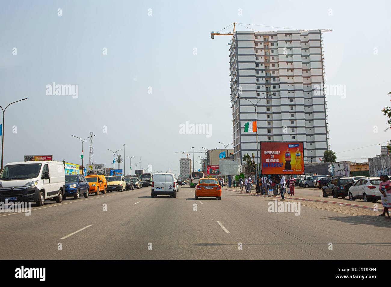 Straßenverkäufer in Abidjan, Elfenbeinküste, sind eines der riskanten Geschäfte, die Einwanderer nutzen, um in Westafrika zu leben. Beseitigen Sie die Gefahr Stockfoto