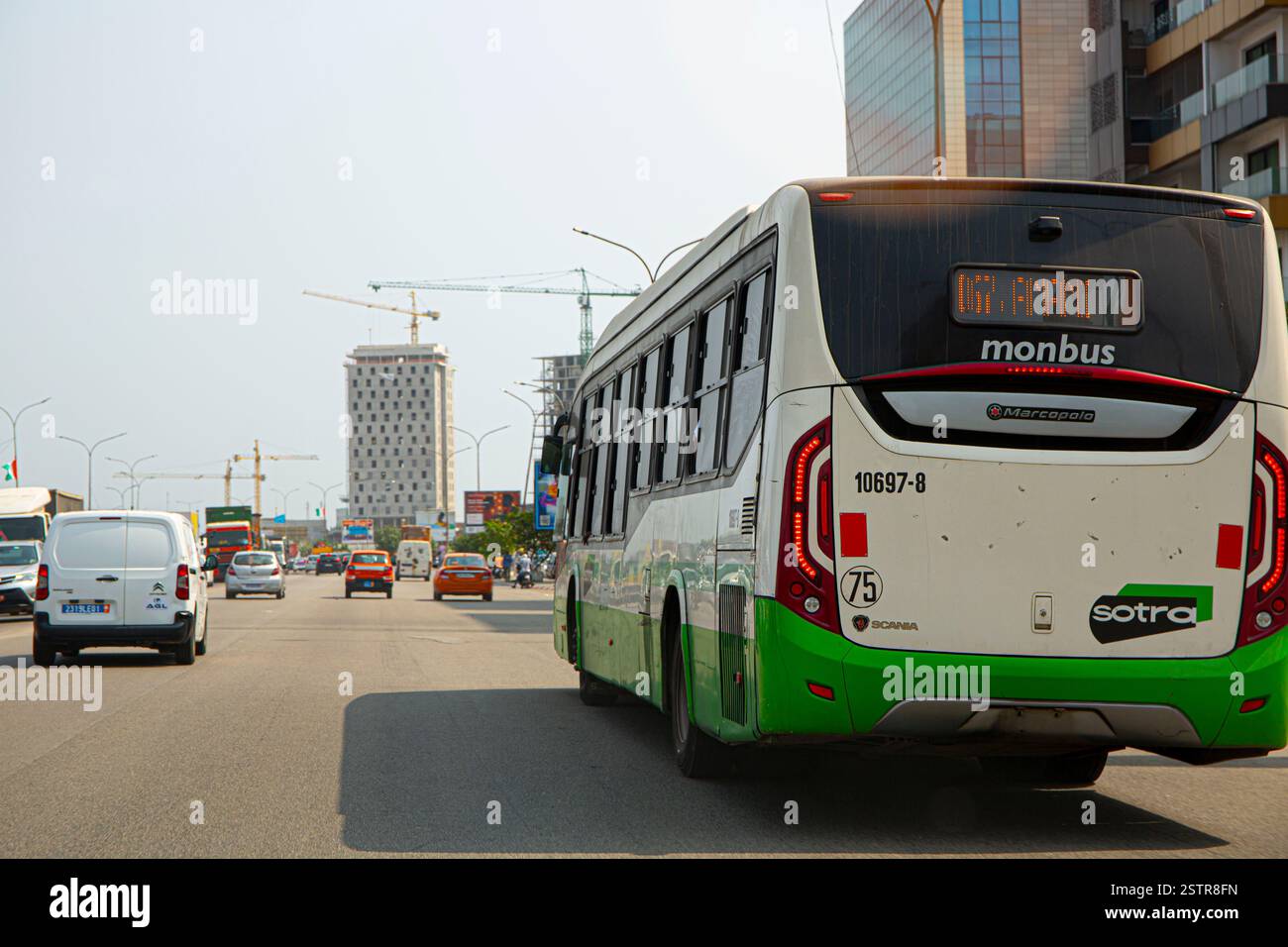 Straßenverkäufer in Abidjan, Elfenbeinküste, sind eines der riskanten Geschäfte, die Einwanderer nutzen, um in Westafrika zu leben. Beseitigen Sie die Gefahr Stockfoto