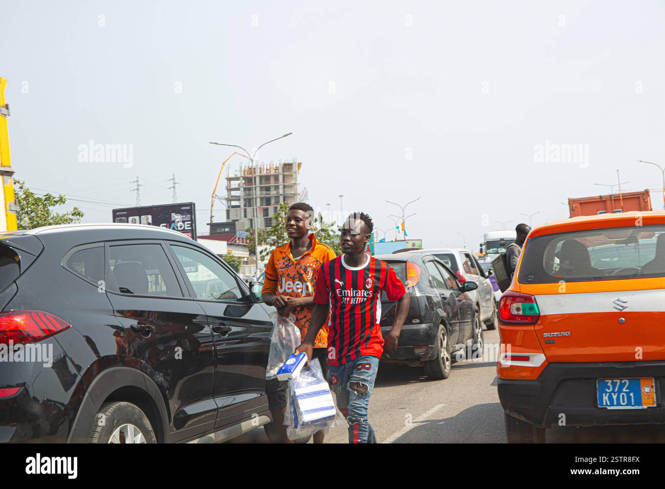 Straßenverkäufer in Abidjan, Elfenbeinküste, sind eines der riskanten Geschäfte, die Einwanderer nutzen, um in Westafrika zu leben. Beseitigen Sie die Gefahr Stockfoto