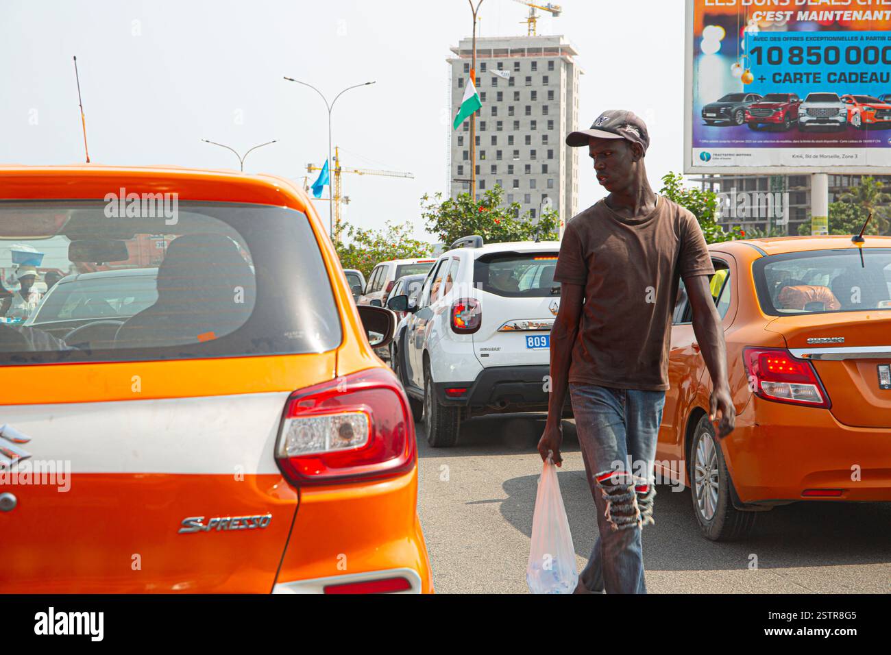 Straßenverkäufer in Abidjan, Elfenbeinküste, sind eines der riskanten Geschäfte, die Einwanderer nutzen, um in Westafrika zu leben. Beseitigen Sie die Gefahr Stockfoto