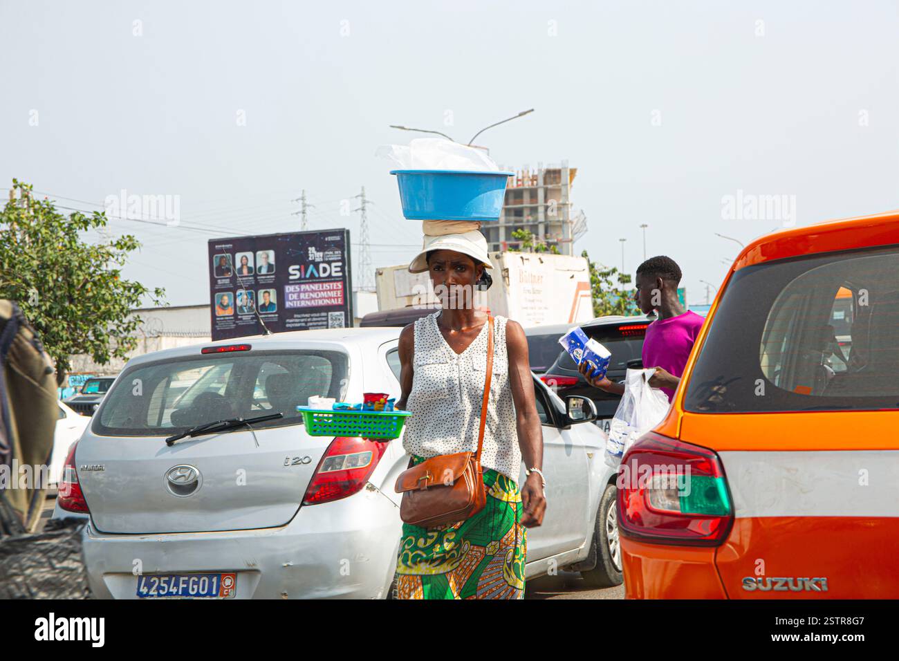 Straßenverkäufer in Abidjan, Elfenbeinküste, sind eines der riskanten Geschäfte, die Einwanderer nutzen, um in Westafrika zu leben. Beseitigen Sie die Gefahr Stockfoto
